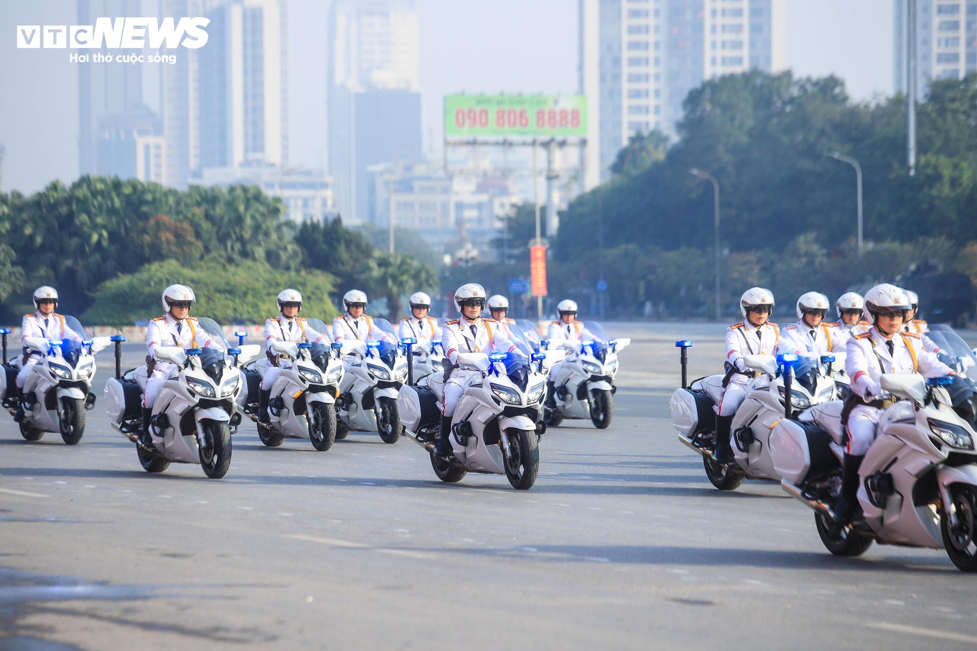 Cận cảnh trực thăng tham gia Lễ xuất qu&acirc;n bảo vệ Đại hội Đảng XIV tại H&agrave; Nội - Ảnh 10.