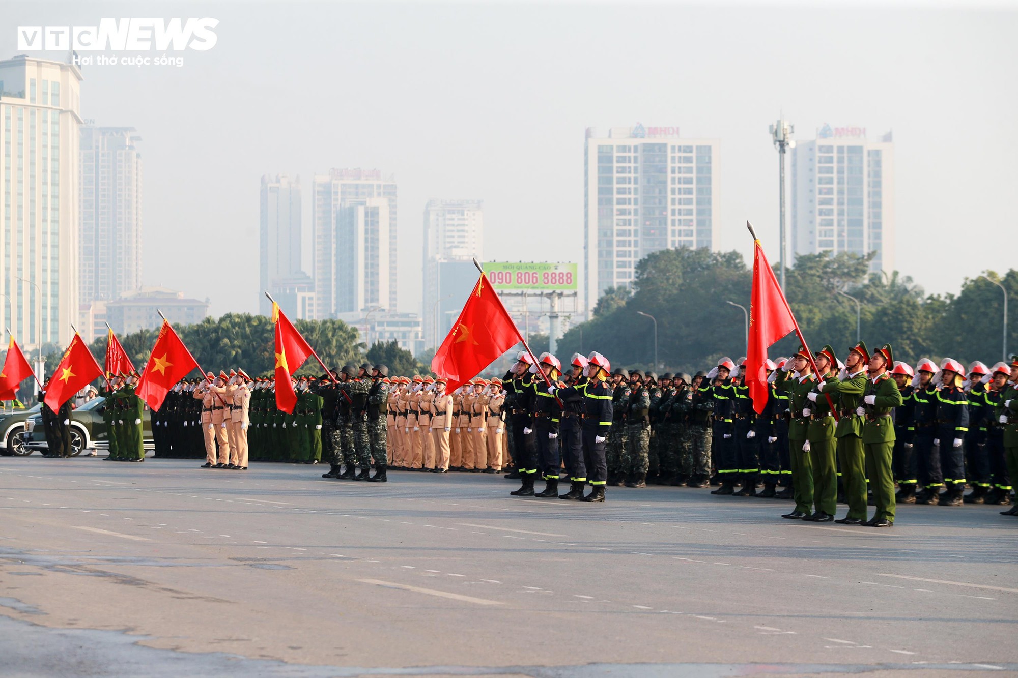 Cận cảnh trực thăng tham gia Lễ xuất qu&acirc;n bảo vệ Đại hội Đảng XIV tại H&agrave; Nội - Ảnh 11.
