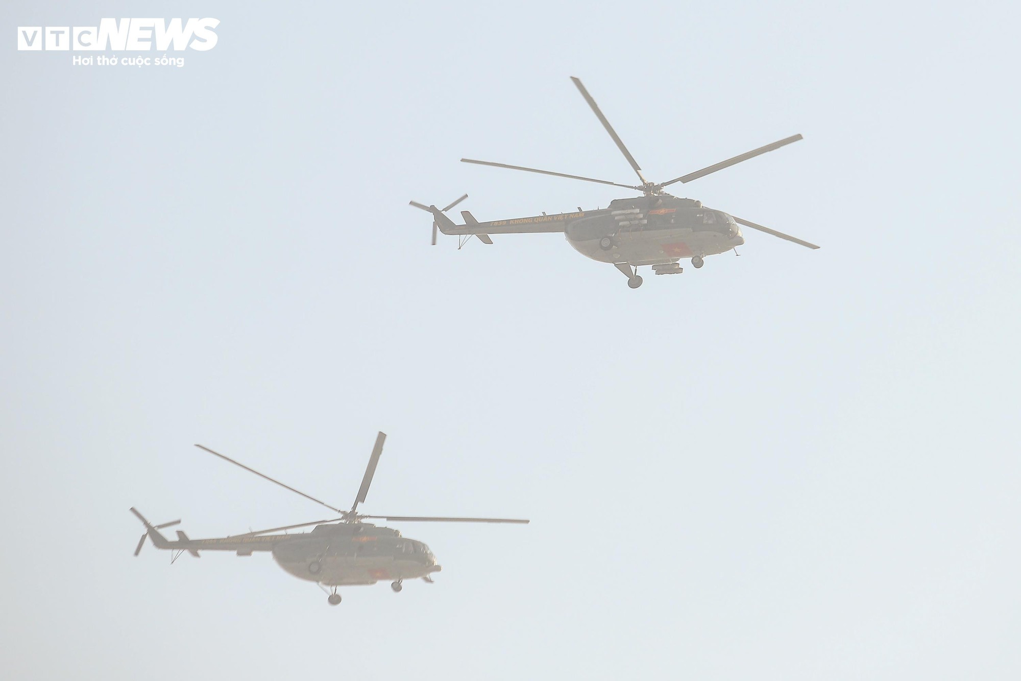 Cận cảnh trực thăng tham gia Lễ xuất qu&acirc;n bảo vệ Đại hội Đảng XIV tại H&agrave; Nội - Ảnh 6.