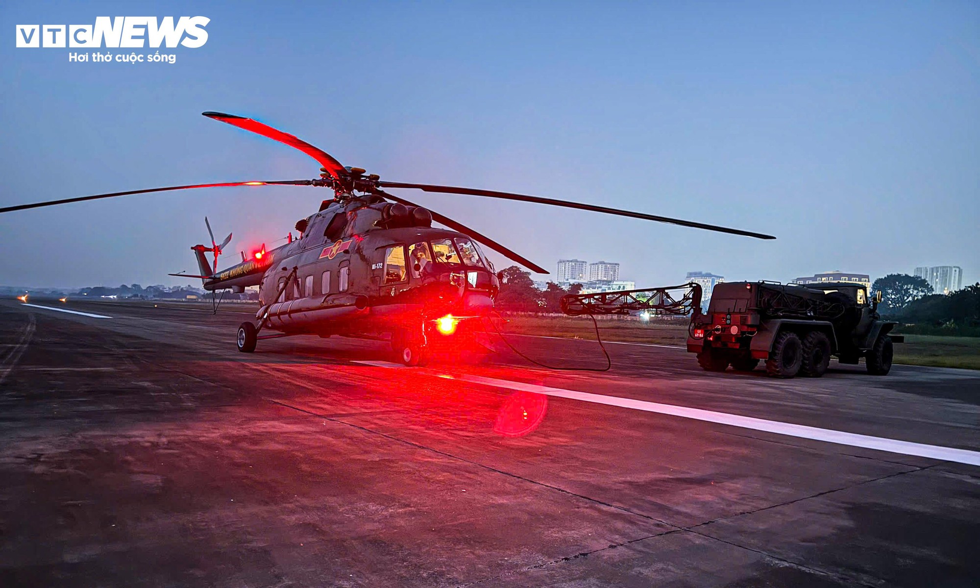 Cận cảnh trực thăng tham gia Lễ xuất qu&acirc;n bảo vệ Đại hội Đảng XIV tại H&agrave; Nội - Ảnh 1.