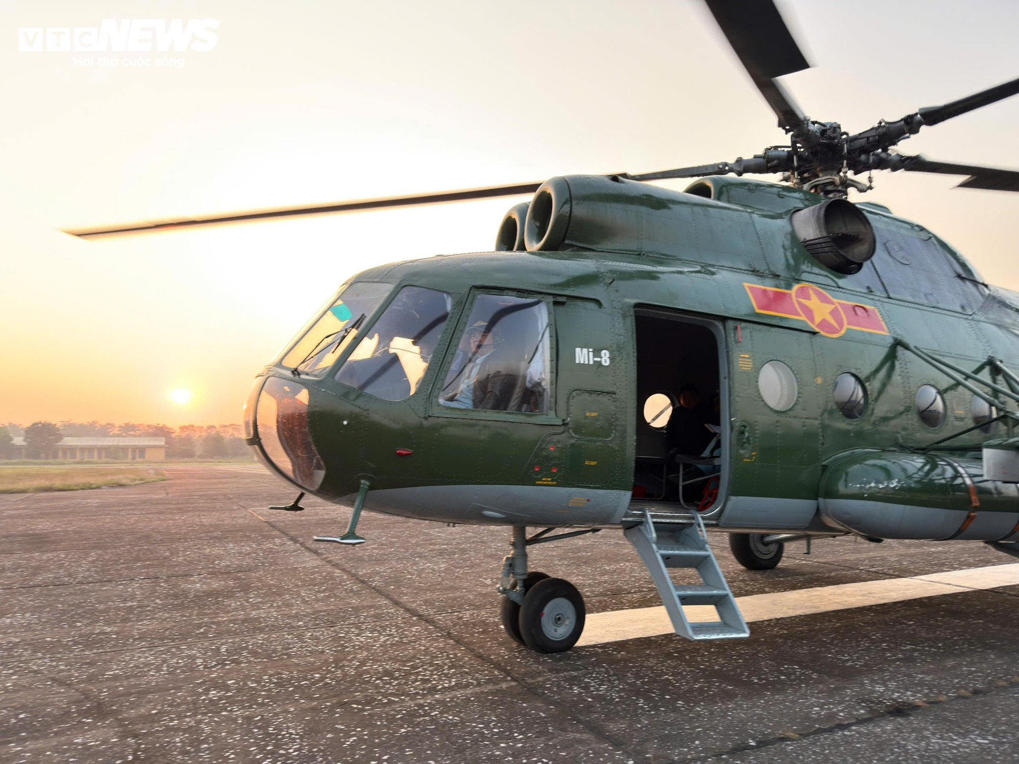 Cận cảnh trực thăng tham gia Lễ xuất qu&acirc;n bảo vệ Đại hội Đảng XIV tại H&agrave; Nội - Ảnh 3.