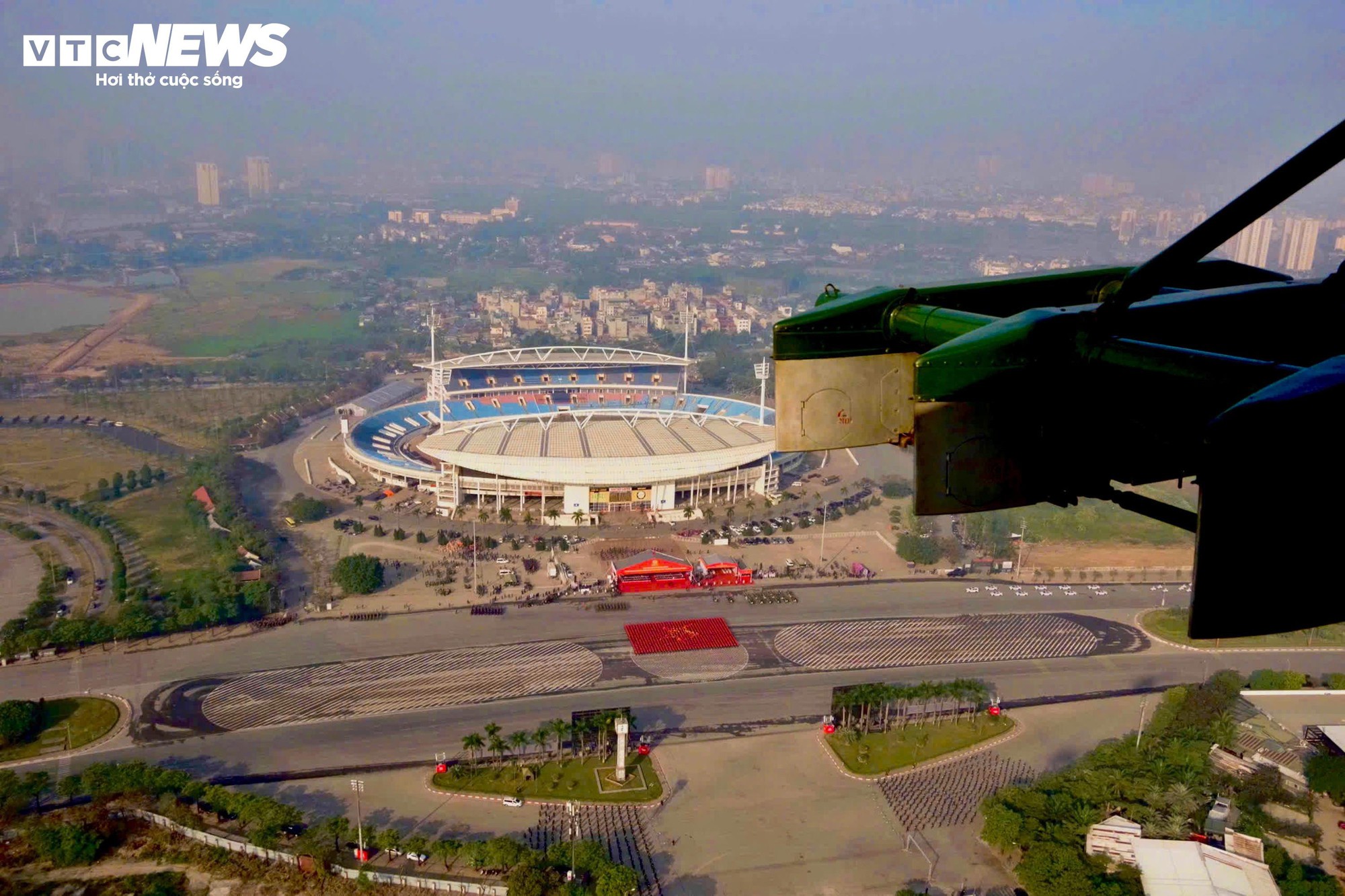 Cận cảnh trực thăng tham gia Lễ xuất qu&acirc;n bảo vệ Đại hội Đảng XIV tại H&agrave; Nội - Ảnh 8.