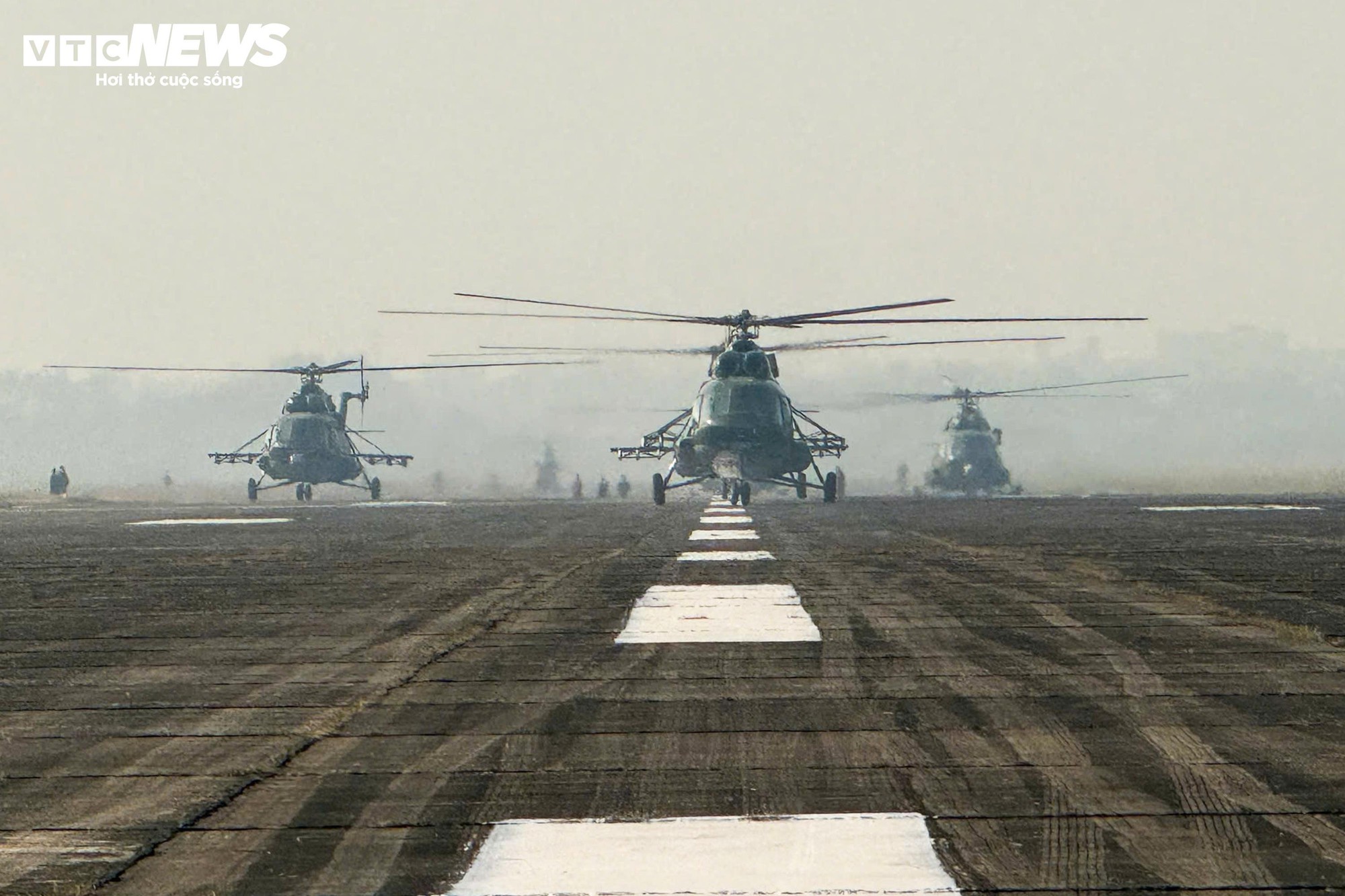 Cận cảnh trực thăng tham gia Lễ xuất qu&acirc;n bảo vệ Đại hội Đảng XIV tại H&agrave; Nội - Ảnh 4.