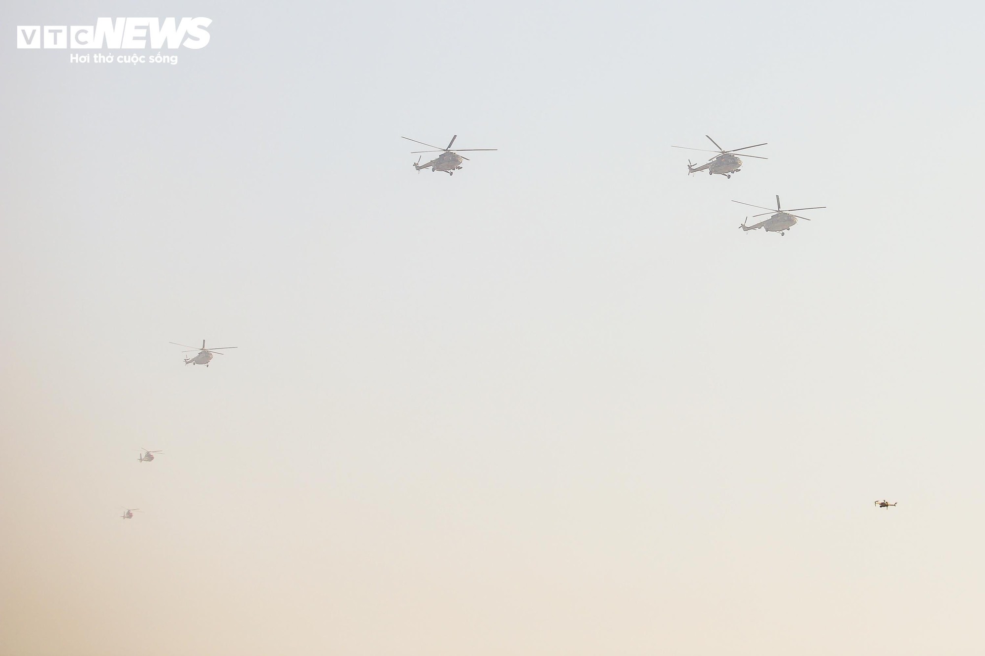 Cận cảnh trực thăng tham gia Lễ xuất qu&acirc;n bảo vệ Đại hội Đảng XIV tại H&agrave; Nội - Ảnh 5.