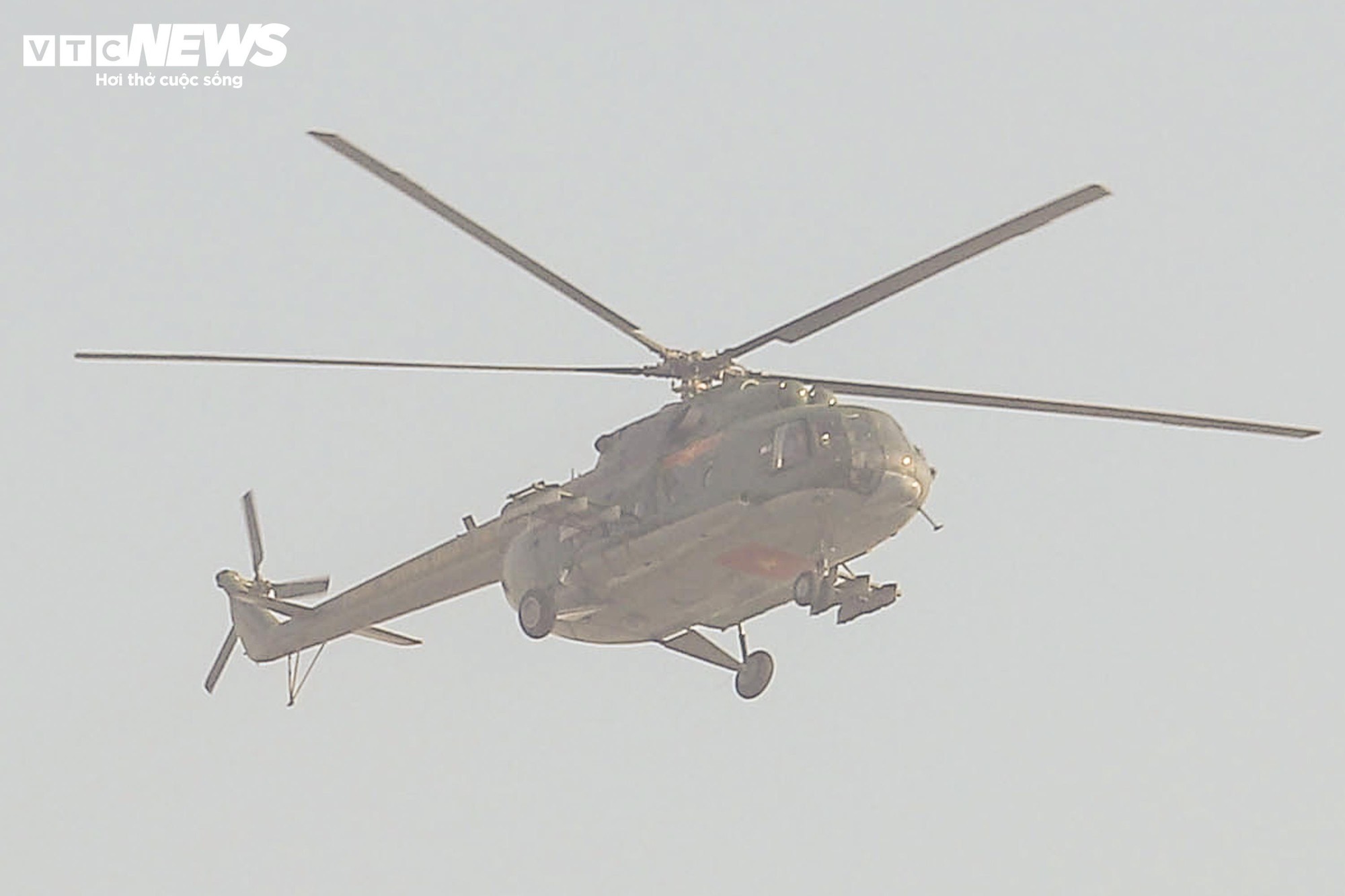 Cận cảnh trực thăng tham gia Lễ xuất qu&acirc;n bảo vệ Đại hội Đảng XIV tại H&agrave; Nội - Ảnh 7.