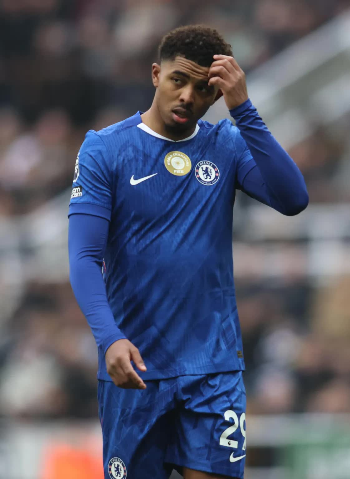 Ai cất ch&igrave;a kho&aacute; xe của cầu thủ n&agrave;y đi, phạm luật tới 10 lần, c&ograve;n đ&acirc;m g&atilde;y xương một diễn vi&ecirc;n nổi tiếng- Ảnh 1.