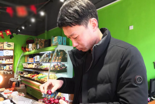 Vỡ nợ, người đ&agrave;n &ocirc;ng "đứng đường" b&aacute;n hoa quả kiếm 370 triệu 10 ng&agrave;y trước Tết- Ảnh 2.