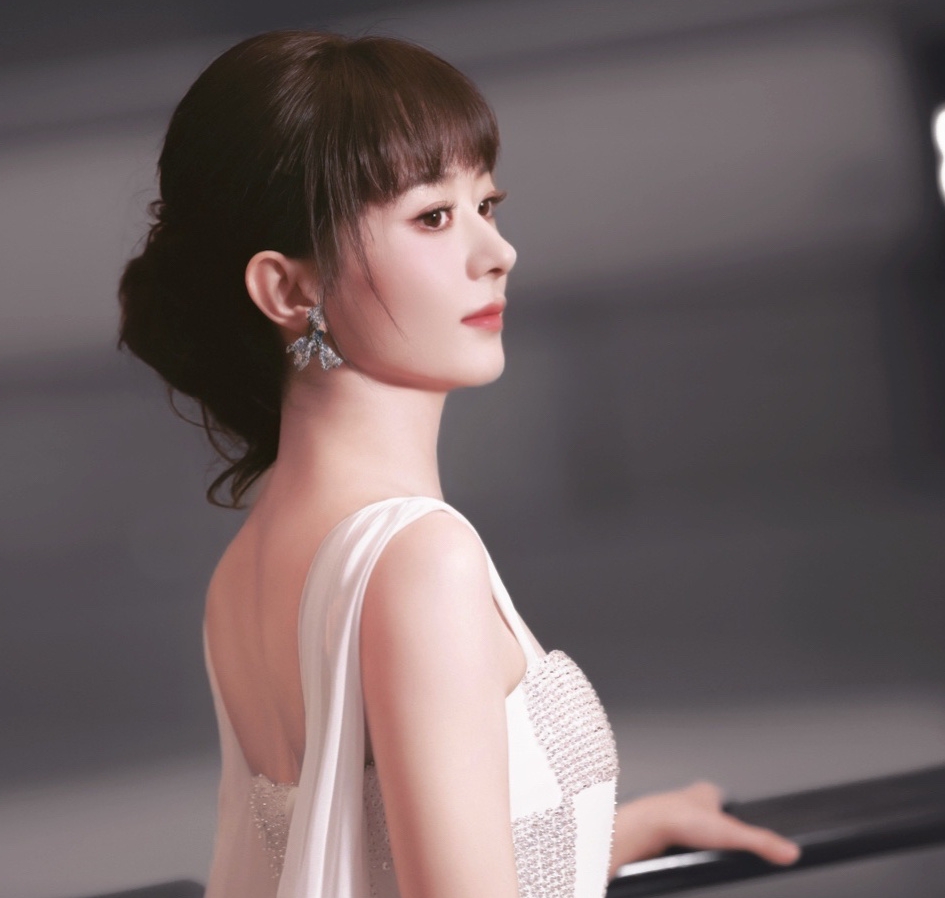 Triệu Lệ Dĩnh biến thành "ma cà rồng" đấy à? - Ảnh 4. Triệu Lệ Dĩnh biến thành "ma cà rồng" đấy à? - Ảnh 4.