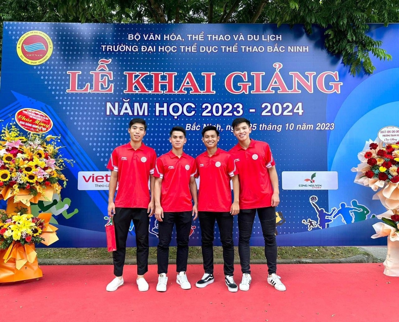Profile đội trưởng U23 Việt Nam gây sốt U23 châu Á: Vào sân ghi bàn lạnh lùng, ngoài đời là "học sinh giỏi" có tiếng - Ảnh 8. Profile đội trưởng U23 Việt Nam gây sốt U23 châu Á: Vào sân ghi bàn lạnh lùng, ngoài đời là "học sinh giỏi" có tiếng - Ảnh 8.