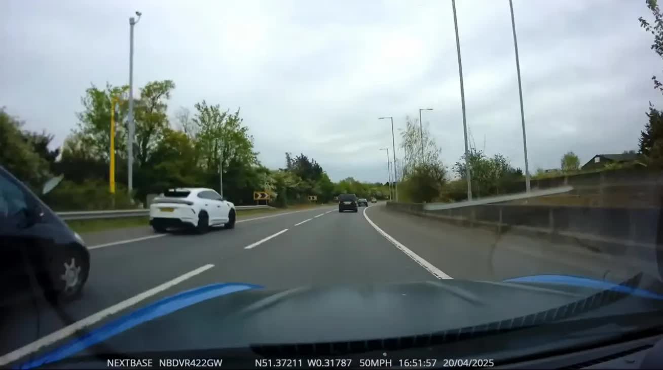 Ai cất ch&igrave;a kho&aacute; xe của cầu thủ n&agrave;y đi, phạm luật tới 10 lần, c&ograve;n đ&acirc;m g&atilde;y xương một diễn vi&ecirc;n nổi tiếng- Ảnh 2.