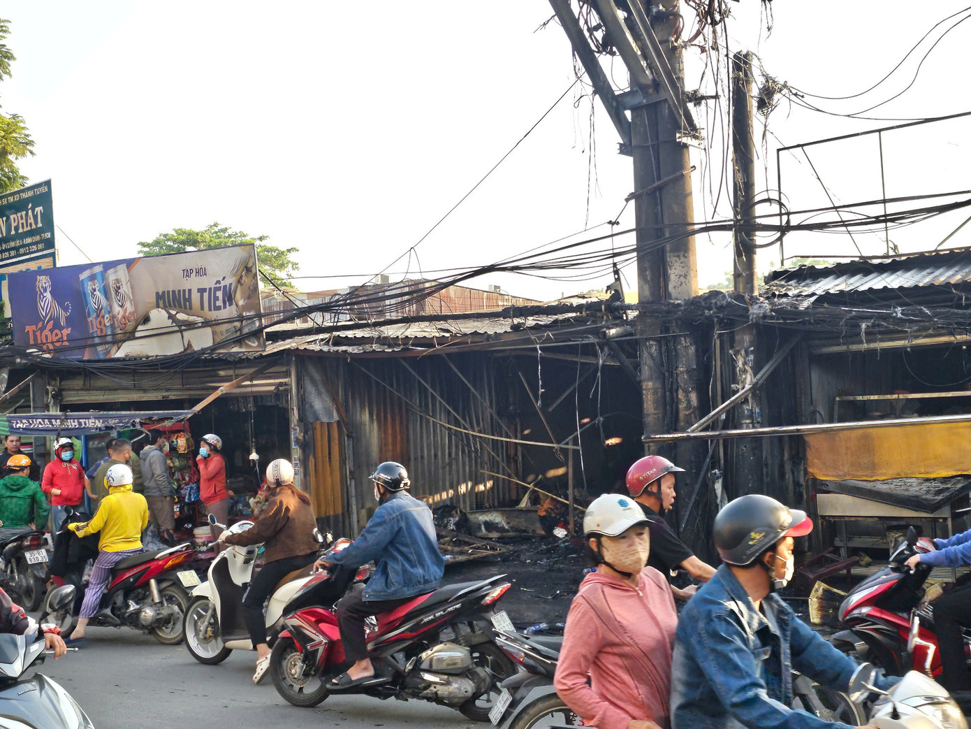 Trụ điện ph&aacute;t nổ thi&ecirc;u rụi cửa h&agrave;ng Tết ở TP . HCM g&acirc;y thiệt hại lớn - Ảnh 2.