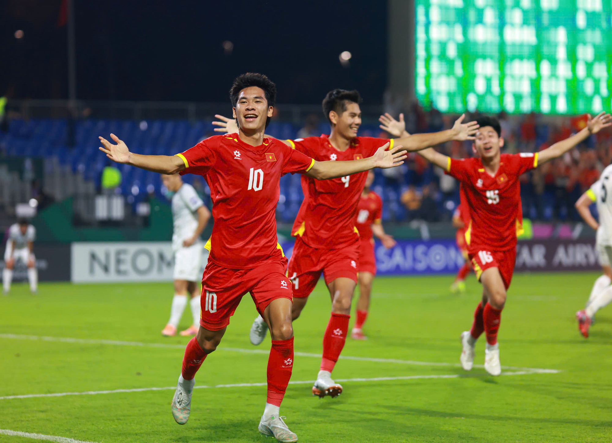 Ch&acirc;n dung L&ecirc; Văn Thuận U23 Việt Nam: 19 tuổi được mệnh danh l&agrave; "Lamine Yamal xứ Thanh", l&ecirc;n hẳn trang chủ FIFA- Ảnh 1.