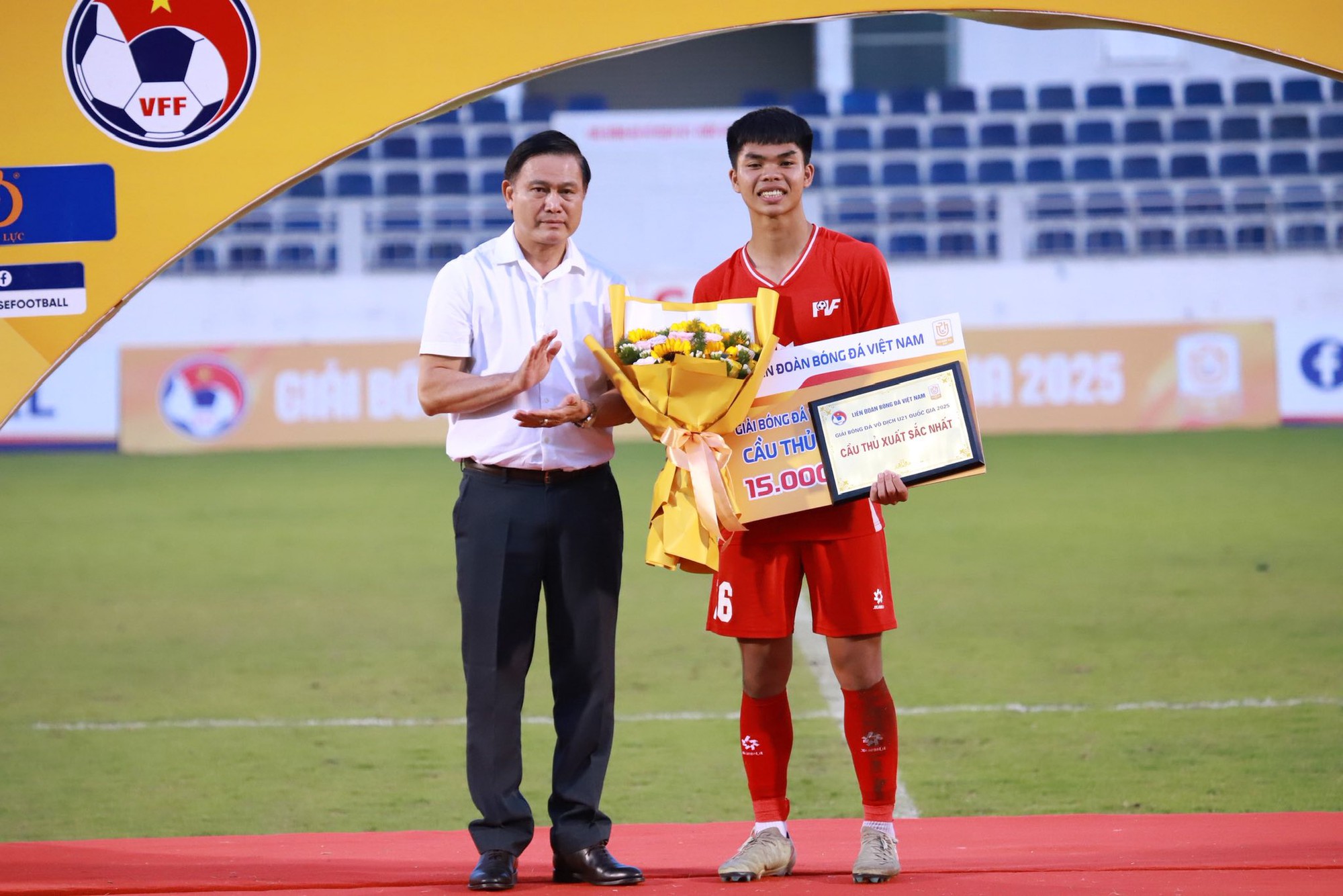 Viral mảnh giấy "em út" U23 Việt Nam viết thời thơ ấu, cả triệu người xúc động vì ước mơ của ngôi sao đang lên - Ảnh 4. Viral mảnh giấy "em út" U23 Việt Nam viết thời thơ ấu, cả triệu người xúc động vì ước mơ của ngôi sao đang lên - Ảnh 4.