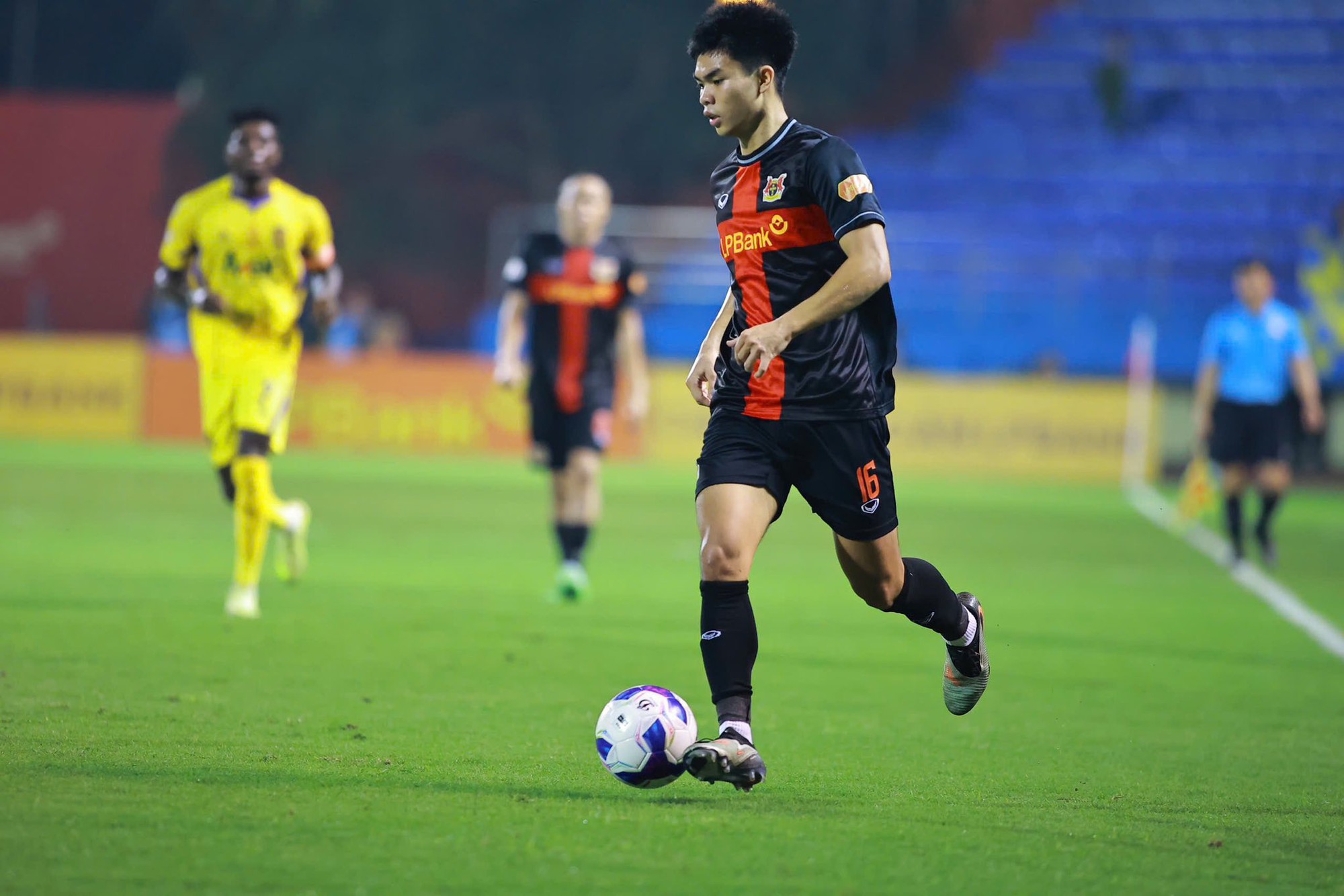 Viral mảnh giấy "em út" U23 Việt Nam viết thời thơ ấu, cả triệu người xúc động vì ước mơ của ngôi sao đang lên - Ảnh 9. Viral mảnh giấy "em út" U23 Việt Nam viết thời thơ ấu, cả triệu người xúc động vì ước mơ của ngôi sao đang lên - Ảnh 9.