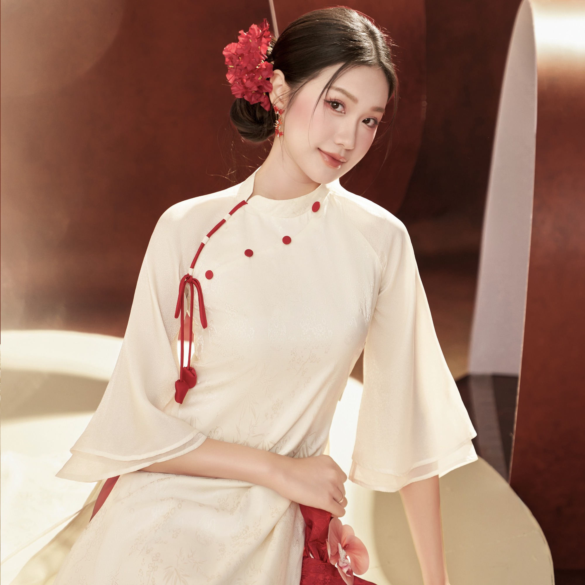 Ai mặc áo dài đẹp như Doãn Hải My: Nhan sắc “nghiêng nước nghiêng thành”, bất bại trong dàn WAGs Việt- Ảnh 3. Ai mặc áo dài đẹp như Doãn Hải My: Nhan sắc “nghiêng nước nghiêng thành”, bất bại trong dàn WAGs Việt- Ảnh 3.