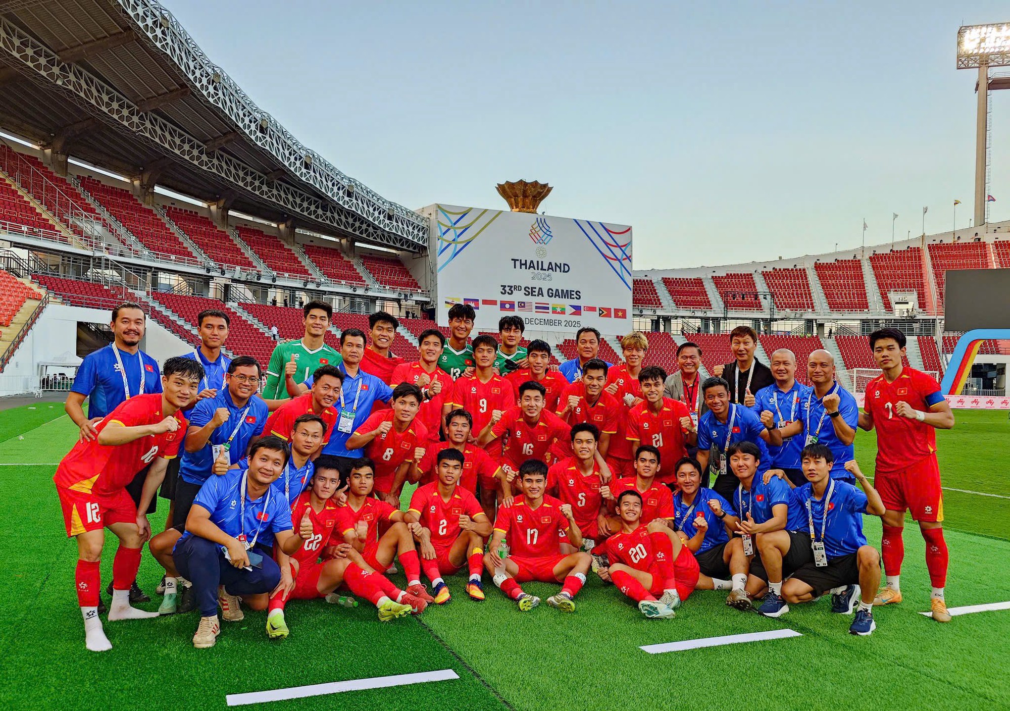 Viral mảnh giấy "em út" U23 Việt Nam viết thời thơ ấu, cả triệu người xúc động vì ước mơ của ngôi sao đang lên - Ảnh 7. Viral mảnh giấy "em út" U23 Việt Nam viết thời thơ ấu, cả triệu người xúc động vì ước mơ của ngôi sao đang lên - Ảnh 7.