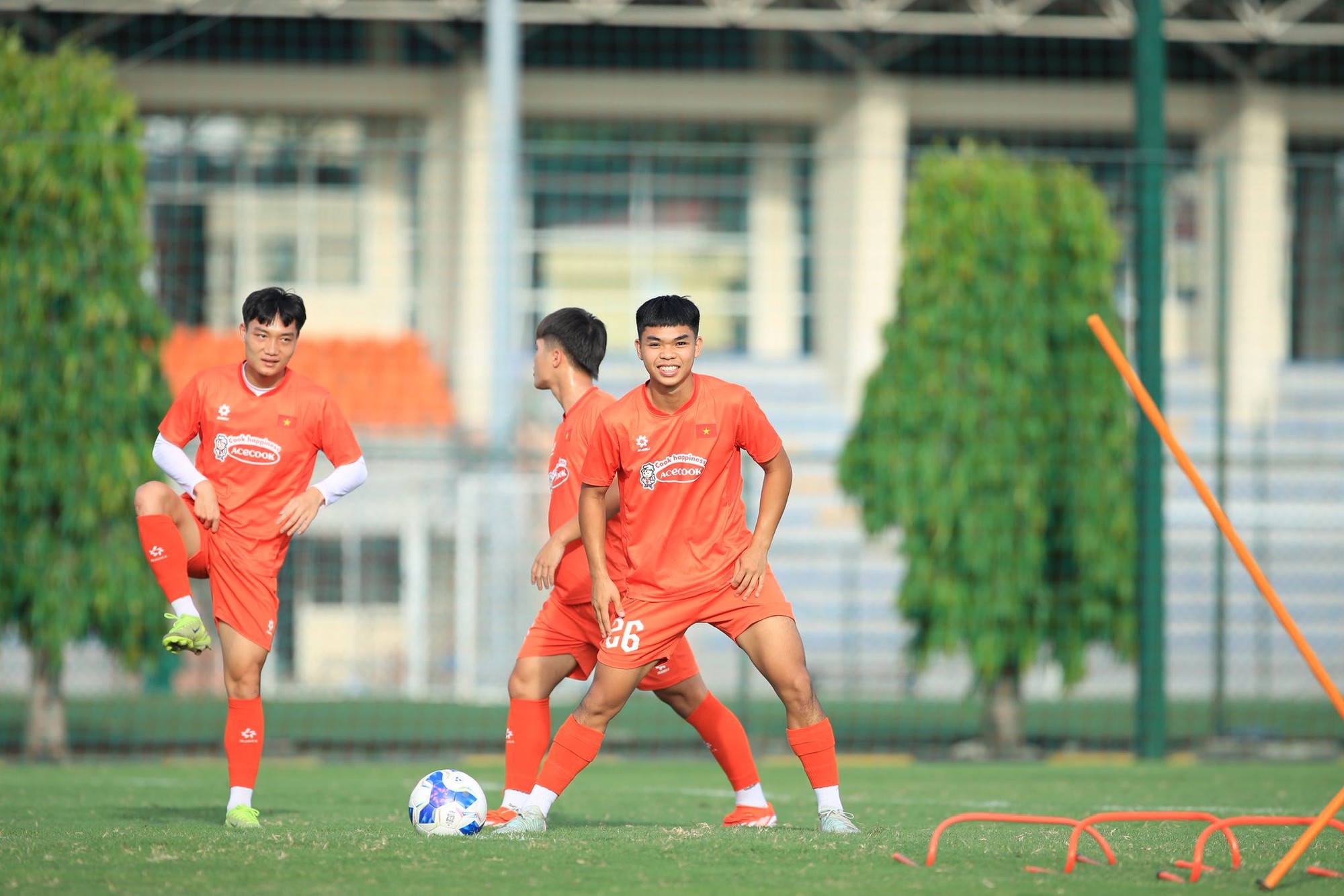 Viral mảnh giấy "em út" U23 Việt Nam viết thời thơ ấu, cả triệu người xúc động vì ước mơ của ngôi sao đang lên - Ảnh 8. Viral mảnh giấy "em út" U23 Việt Nam viết thời thơ ấu, cả triệu người xúc động vì ước mơ của ngôi sao đang lên - Ảnh 8.