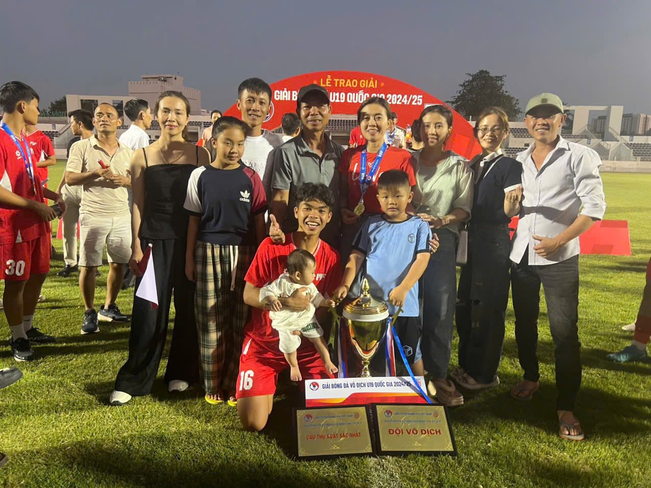 Viral mảnh giấy "em út" U23 Việt Nam viết thời thơ ấu, cả triệu người xúc động vì ước mơ của ngôi sao đang lên - Ảnh 6. Viral mảnh giấy "em út" U23 Việt Nam viết thời thơ ấu, cả triệu người xúc động vì ước mơ của ngôi sao đang lên - Ảnh 6.