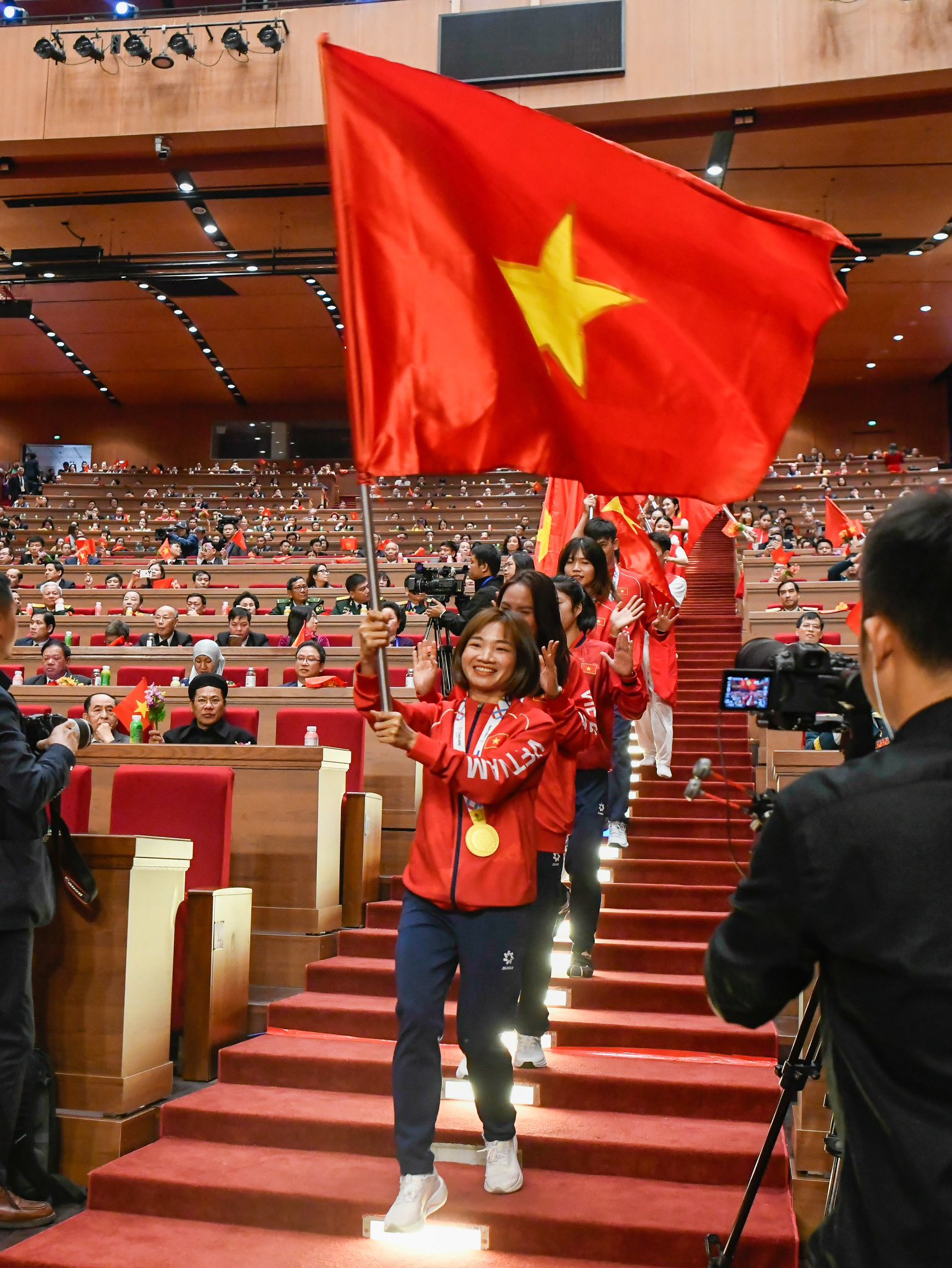 Khung hình toàn gái xinh lại còn giỏi: Hoà Minzy khoe visual sáng bừng ôm thắm thiết "nữ hoàng điền kinh" Việt Nam - Ảnh 5. Khung hình toàn gái xinh lại còn giỏi: Hoà Minzy khoe visual sáng bừng ôm thắm thiết "nữ hoàng điền kinh" Việt Nam - Ảnh 5.