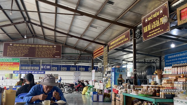 Qu&aacute;n cơm miền T&acirc;y c&ocirc;ng khai nu&ocirc;i 