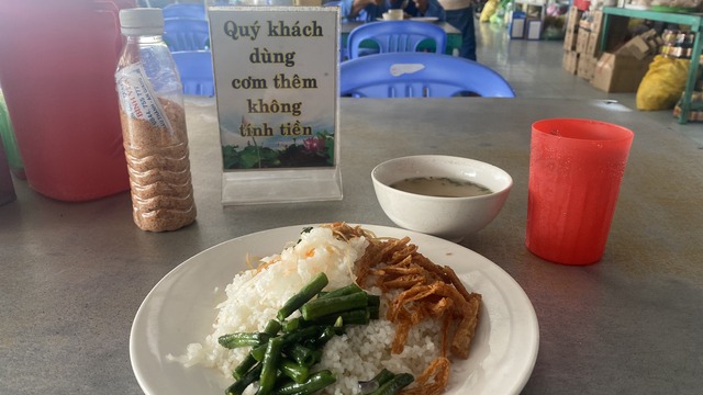 Qu&aacute;n cơm miền T&acirc;y c&ocirc;ng khai nu&ocirc;i 