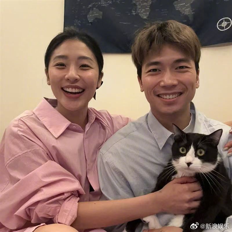 Cặp vợ chồng diễn vi&ecirc;n t&ocirc;ng chết người đi đường  - Ảnh 1.