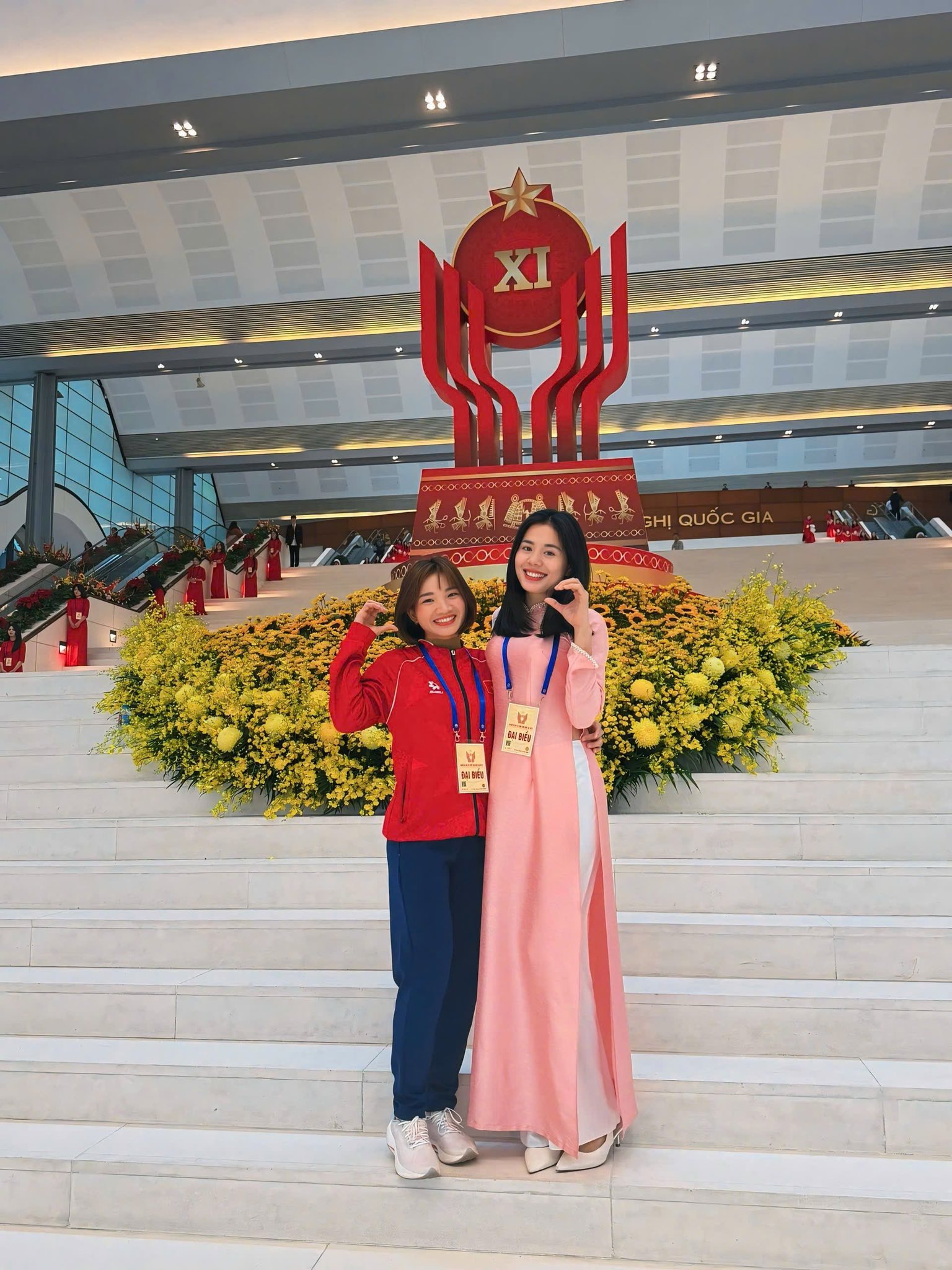 Khung hình toàn gái xinh lại còn giỏi: Hoà Minzy khoe visual sáng bừng ôm thắm thiết "nữ hoàng điền kinh" Việt Nam - Ảnh 4. Khung hình toàn gái xinh lại còn giỏi: Hoà Minzy khoe visual sáng bừng ôm thắm thiết "nữ hoàng điền kinh" Việt Nam - Ảnh 4.