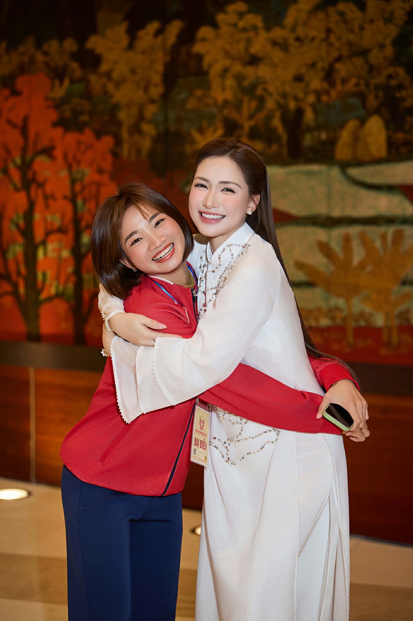 Khung hình toàn gái xinh lại còn giỏi: Hoà Minzy khoe visual sáng bừng ôm thắm thiết "nữ hoàng điền kinh" Việt Nam - Ảnh 1. Khung hình toàn gái xinh lại còn giỏi: Hoà Minzy khoe visual sáng bừng ôm thắm thiết "nữ hoàng điền kinh" Việt Nam - Ảnh 1.