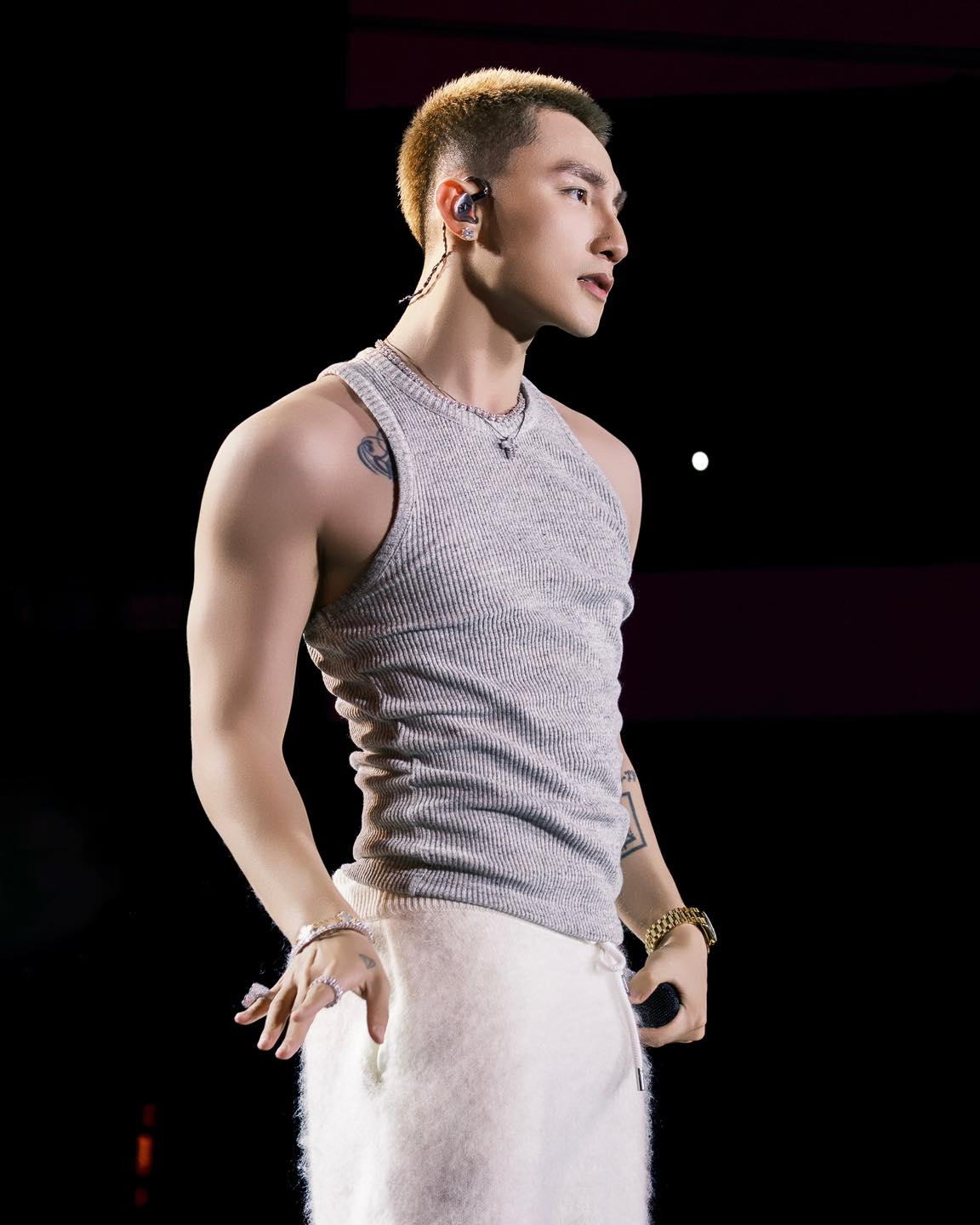 Vệ sĩ căng d&ugrave; che k&iacute;n kh&ocirc;ng để lộ Sơn T&ugrave;ng d&ugrave; 1 gi&acirc;y, đại gia showbiz nhưng vẫn chung thuỷ với một thứ- Ảnh 1.