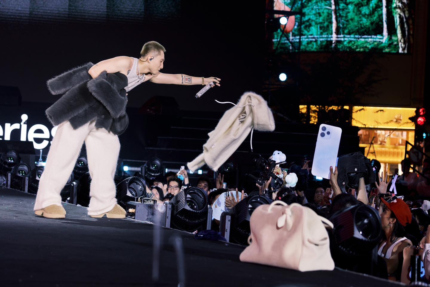 Vệ sĩ căng d&ugrave; che k&iacute;n kh&ocirc;ng để lộ Sơn T&ugrave;ng d&ugrave; 1 gi&acirc;y, đại gia showbiz nhưng vẫn chung thuỷ với một thứ- Ảnh 5.