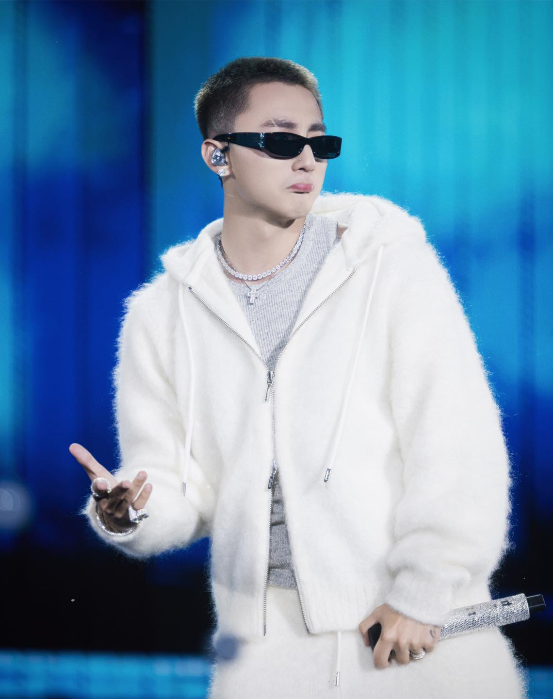 Vệ sĩ căng d&ugrave; che k&iacute;n kh&ocirc;ng để lộ Sơn T&ugrave;ng d&ugrave; 1 gi&acirc;y, đại gia showbiz nhưng vẫn chung thuỷ với một thứ- Ảnh 4.