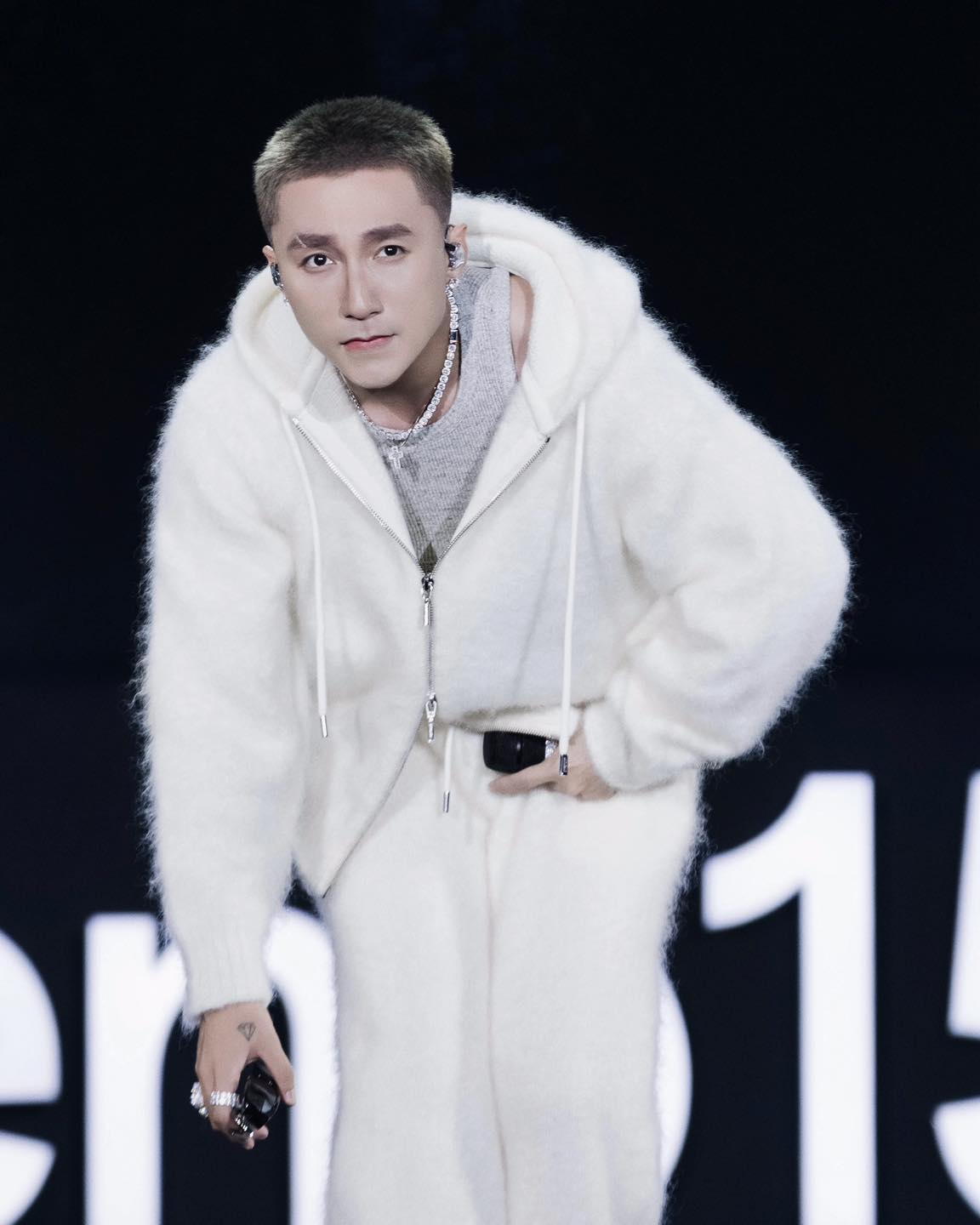 Vệ sĩ căng d&ugrave; che k&iacute;n kh&ocirc;ng để lộ Sơn T&ugrave;ng d&ugrave; 1 gi&acirc;y, đại gia showbiz nhưng vẫn chung thuỷ với một thứ- Ảnh 3.