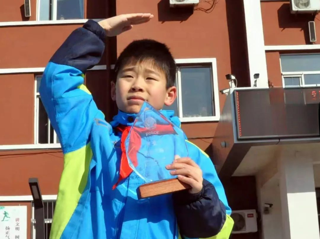 Cậu b&eacute; nhặt được bọc tiền 900 triệu đồng g&acirc;y x&ocirc;n xao cộng đồng mạng - Ảnh 4.