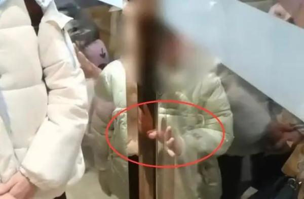 B&eacute; g&aacute;i kh&oacute;c th&eacute;t v&igrave; kẹt ng&oacute;n tay v&agrave;o cửa si&ecirc;u thị suốt nửa tiếng nhưng nh&acirc;n vi&ecirc;n nhất quyết kh&ocirc;ng giải cứu: L&yacute; do g&acirc;y phẫn nộ- Ảnh 1.