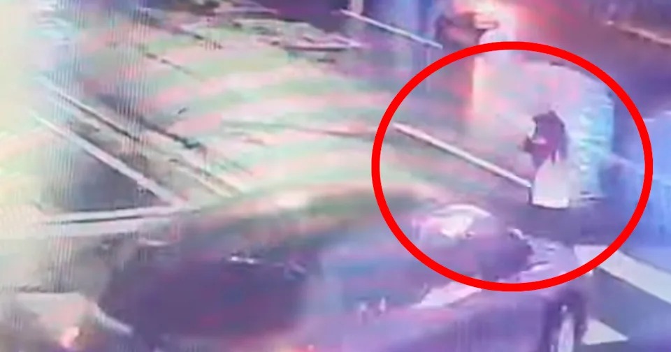 Cặp vợ chồng diễn vi&ecirc;n t&ocirc;ng chết người đi đường  - Ảnh 3.