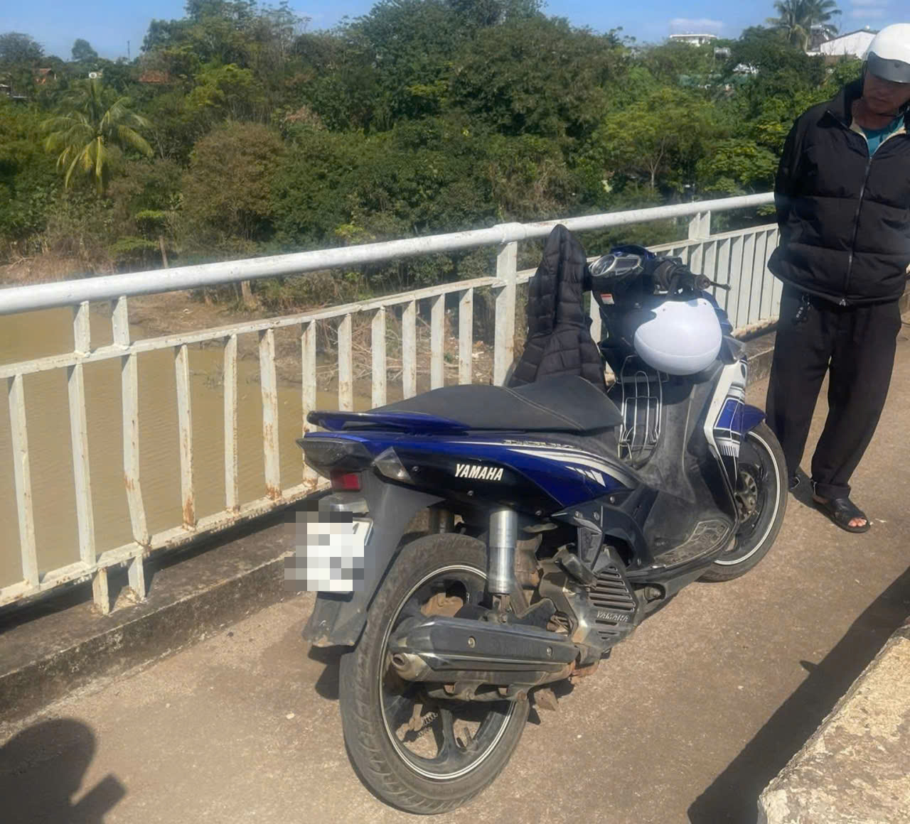 T&igrave;m kiếm nam sinh vi&ecirc;n nghi nhảy cầu S&ecirc;r&ecirc;pốk tự tử - Ảnh 1.