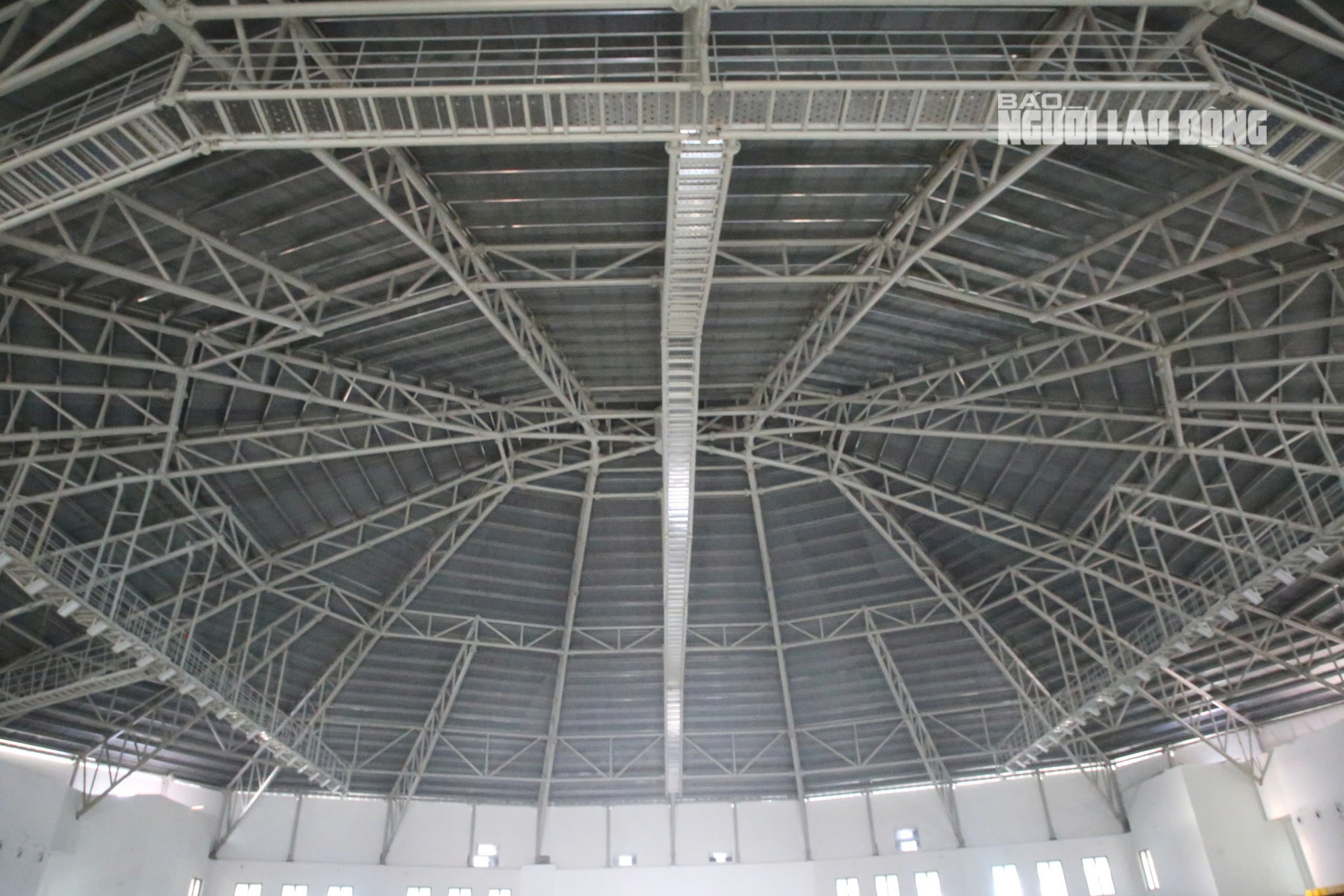 Nh&agrave; thi đấu h&igrave;nh kim cương xanh 340 tỉ đồng g&acirc;y ch&uacute; &yacute; ở Quảng Trị - Ảnh 1.