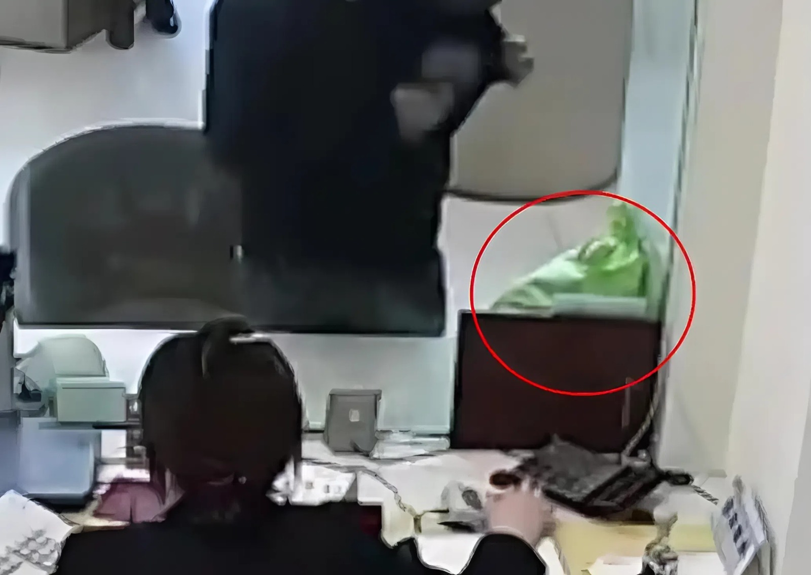 Cậu b&eacute; nhặt được bọc tiền 900 triệu đồng g&acirc;y x&ocirc;n xao cộng đồng mạng - Ảnh 2.