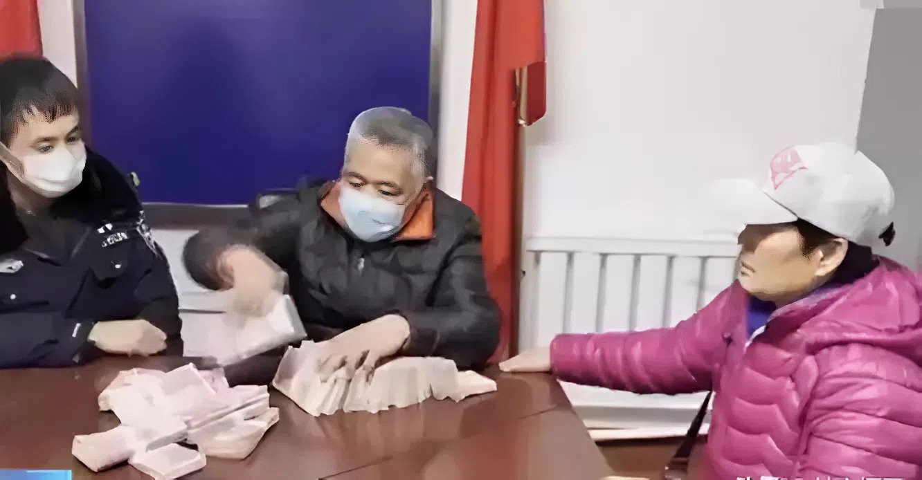 Cậu b&eacute; nhặt được bọc tiền 900 triệu đồng g&acirc;y x&ocirc;n xao cộng đồng mạng - Ảnh 3.