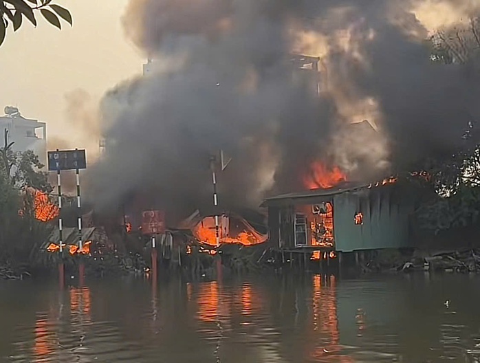 Ch&aacute;y lớn nh&agrave; d&acirc;n ph&iacute;a sau lưng chợ B&igrave;nh Trưng, TPHCM - Ảnh 1.