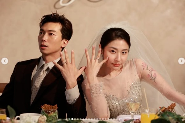 Cặp vợ chồng diễn vi&ecirc;n t&ocirc;ng chết người đi đường  - Ảnh 2.