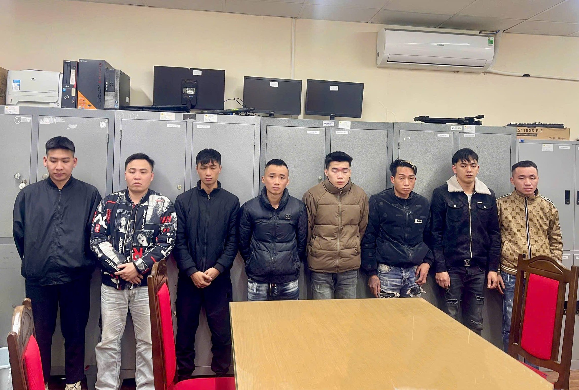 Giải cứu 21 cô gái trẻ khi triệt phá đường dây “núp bóng” quán karaoke, massage - Ảnh 3.