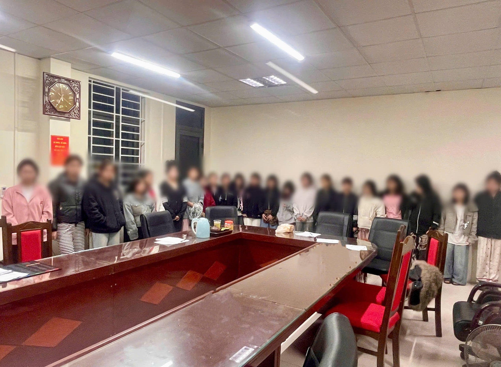 Giải cứu 21 cô gái trẻ khi triệt phá đường dây “núp bóng” quán karaoke, massage - Ảnh 1.