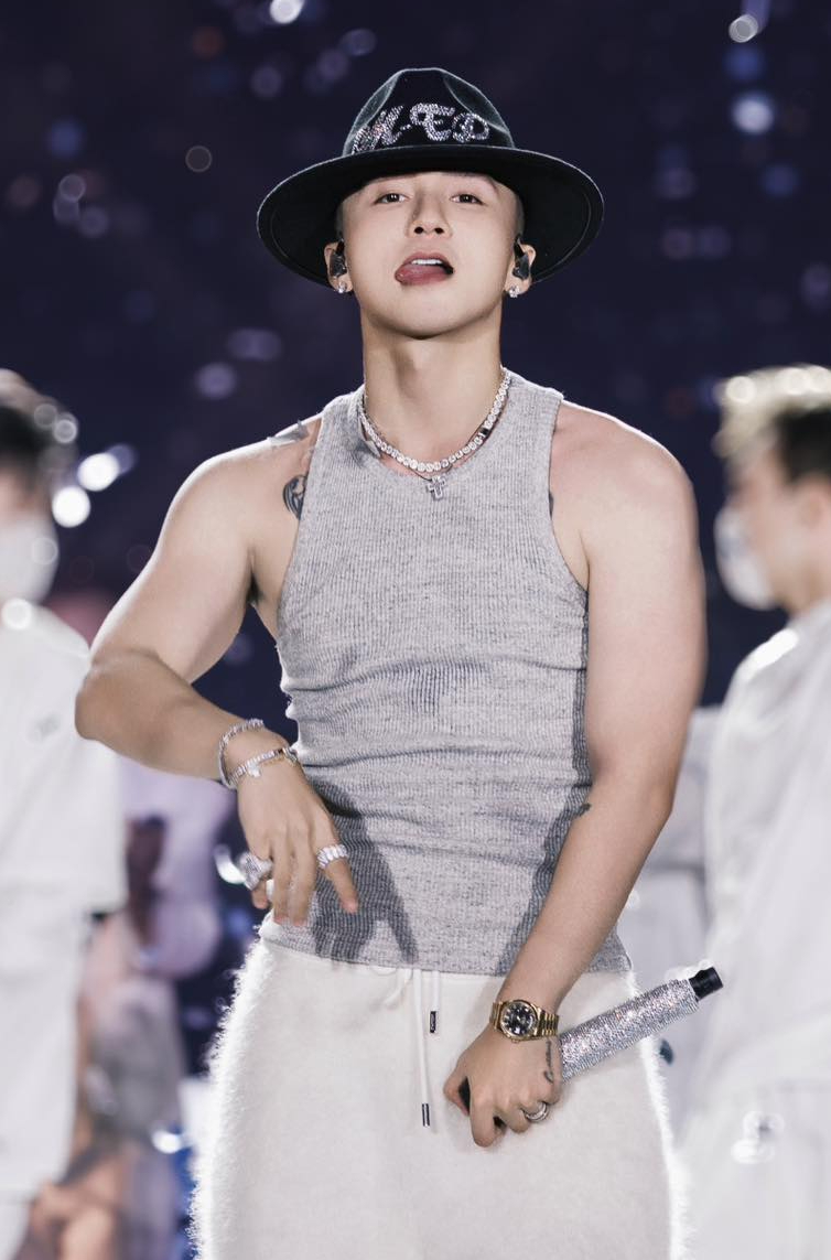 Vệ sĩ căng d&ugrave; che k&iacute;n kh&ocirc;ng để lộ Sơn T&ugrave;ng d&ugrave; 1 gi&acirc;y, đại gia showbiz nhưng vẫn chung thuỷ với một thứ- Ảnh 2.