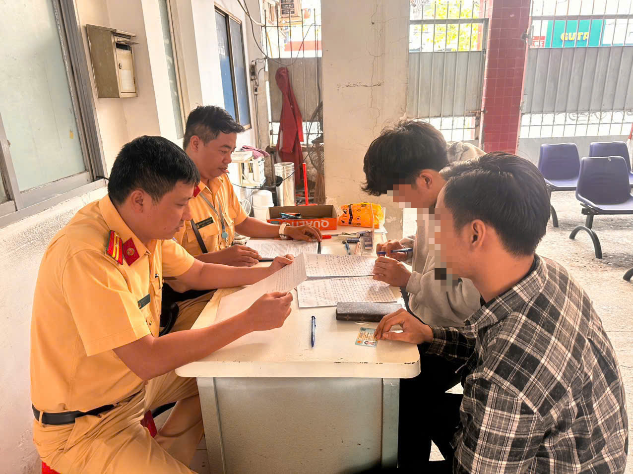 Th&ocirc;ng tin mới vụ 2 người giằng co với CSGT TPHCM - Ảnh 1.