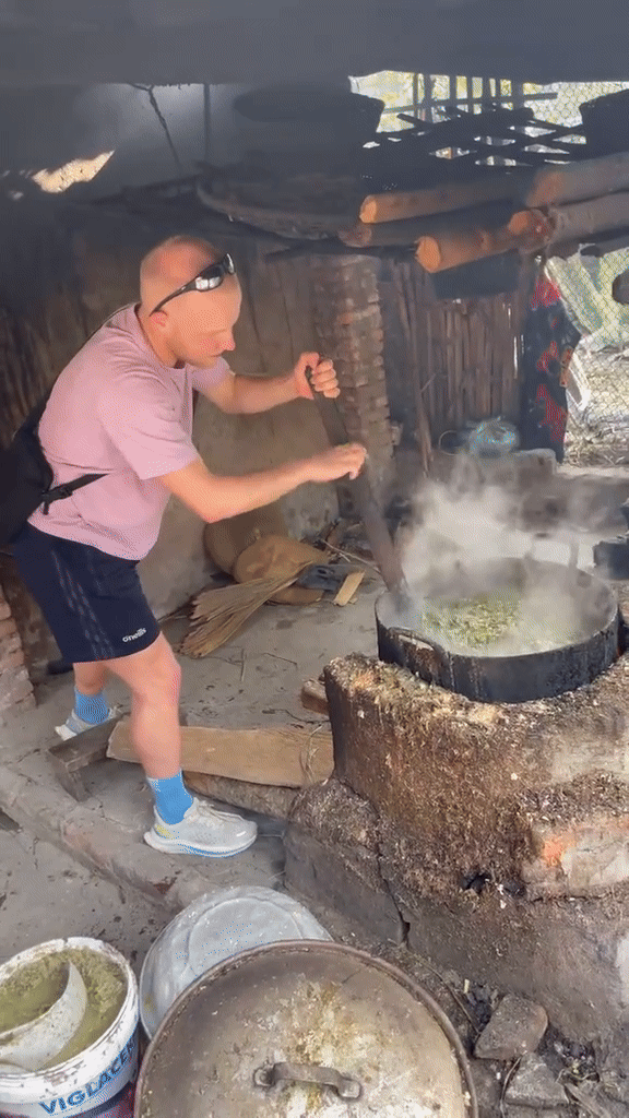 Khách Tây tự trải nghiệm việc vốn "dành cho nông dân Việt Nam" xưa: Làm 1 hành động khiến ai cũng cười - Ảnh 1.