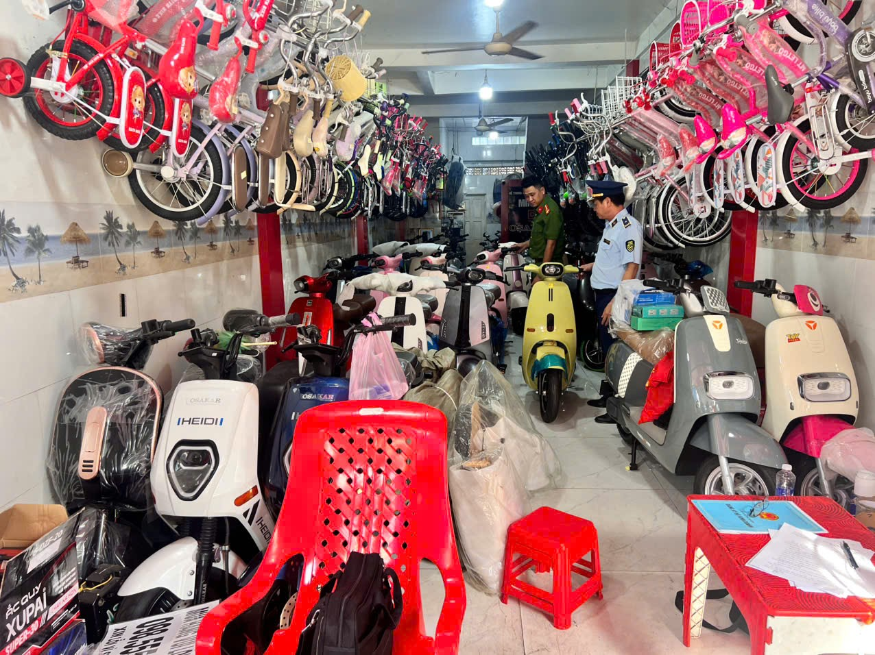 Đột xuất kiểm tra c&aacute;c hộ kinh doanh xe điện: Ph&aacute;t hiện nhiều vi phạm, thu phạt h&agrave;ng chục triệu đồng - Ảnh 1.