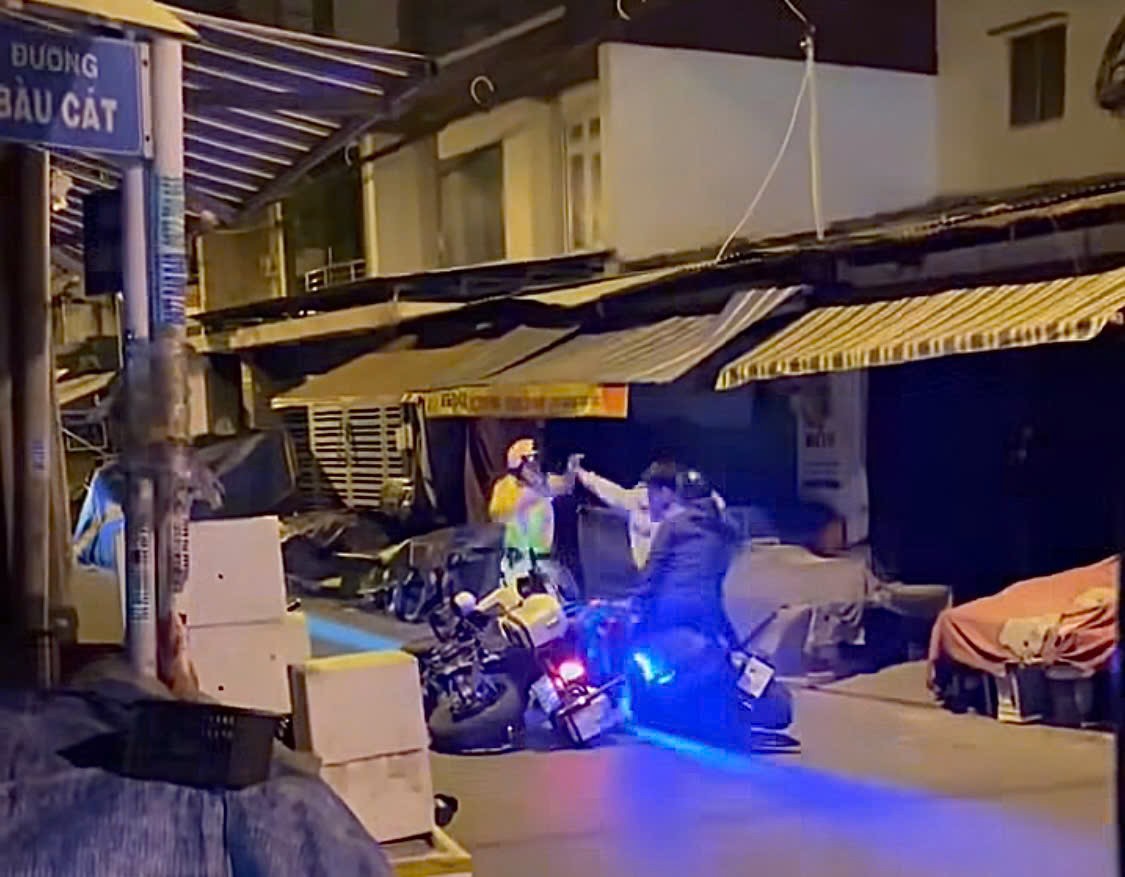 Hai thanh ni&ecirc;n giằng co với CSGT tại TPHCM: Clip g&acirc;y ch&uacute; &yacute; tr&ecirc;n mạng x&atilde; hội - Ảnh 1.