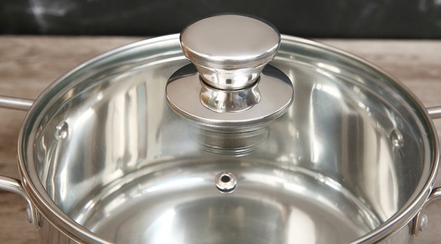 Công dụng của chiếc lỗ nhỏ trên nắp nồi inox - Ảnh 1. Công dụng của chiếc lỗ nhỏ trên nắp nồi inox - Ảnh 1.