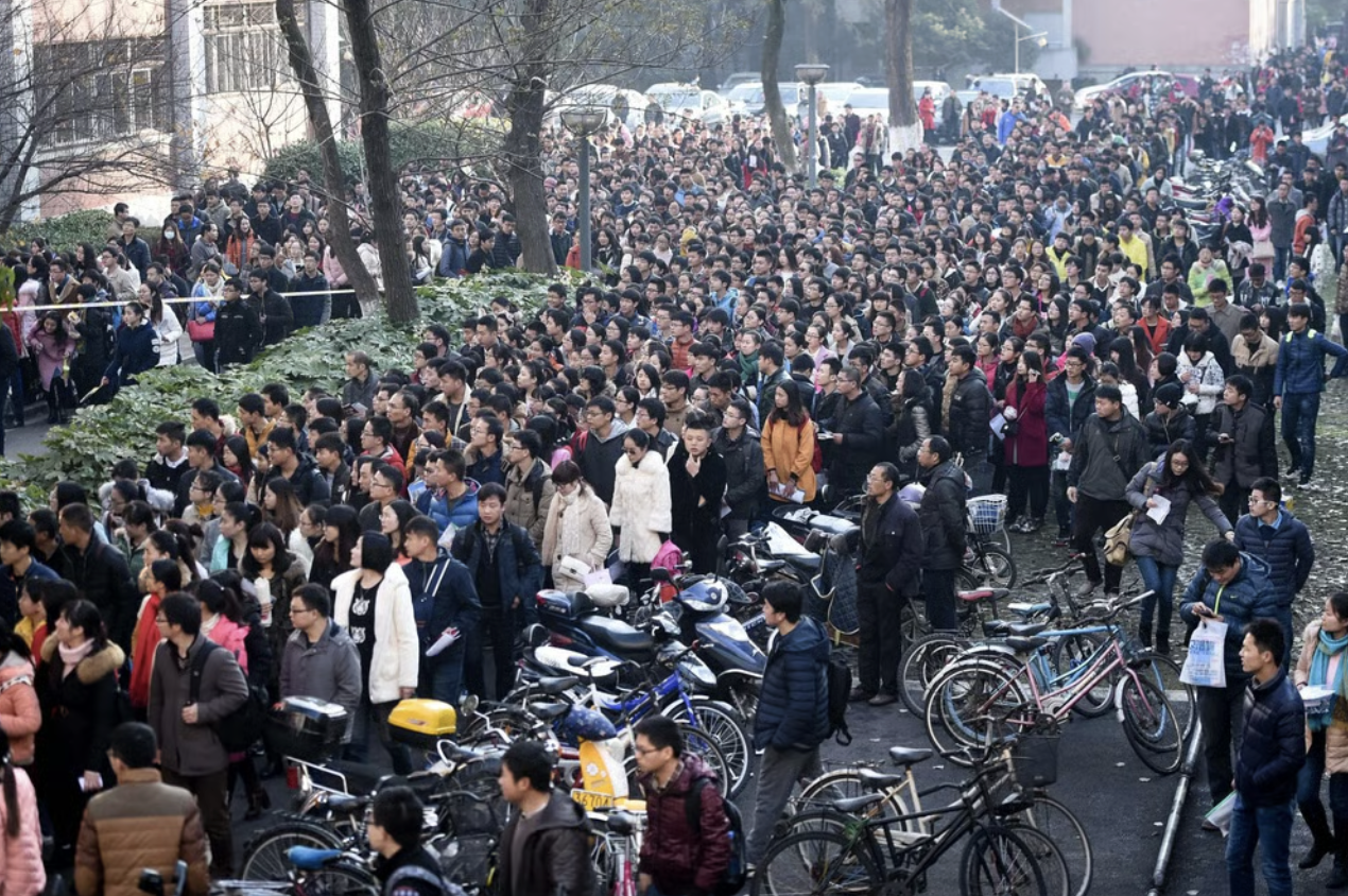 Thi đỗ c&ocirc;ng chức v&agrave; gi&aacute; s&iacute;nh lễ cao: Chi&ecirc;u quảng c&aacute;o g&acirc;y phẫn nộ - Ảnh 1.